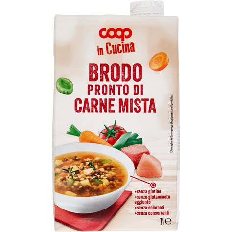 Brodo di carne limpido pronto per essere servito
