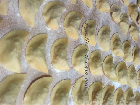 Mezzelune fatte in casa alla salsiccia in brodo fumante