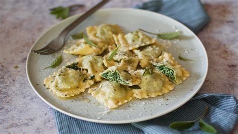 Illustrazione con diversi tipi di ripieni per ravioli senza lattosio: spinaci e ricotta vegana, pomodoro e basilico, zucca e amaretti.