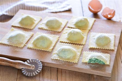 Infografica: Passaggi per preparare l'impasto dei ravioli, con dosi indicative e tempi di riposo.