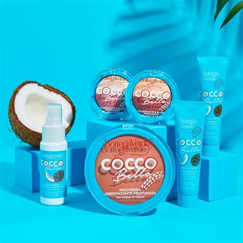 dettaglio della texture della crema corpo cocco bottega verde applicata sulla pelle