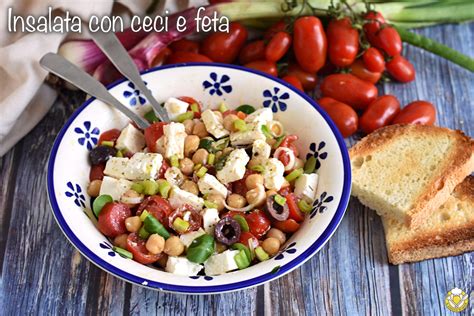 Varietà di insalate estive con legumi, verdure fresche e formaggio.