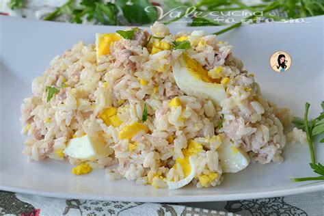 Insalata di riso con tonno, uova e limone in un piatto da portata