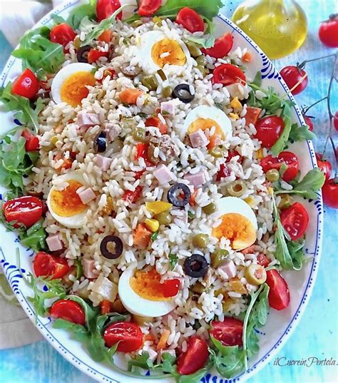 Ingredienti freschi per un'insalata di riso estiva