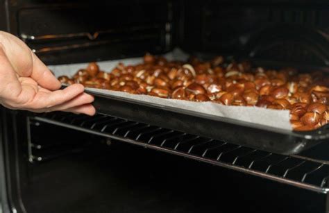 Castagne disposte su una teglia pronte per essere infornate per diventare caldarroste