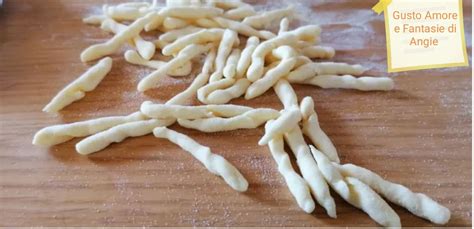 Immagine di trofie fresche fatte a mano, pronte per essere cotte.