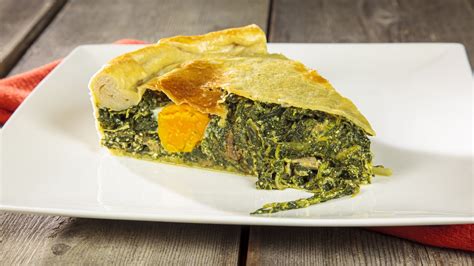 Immagine di una torta di bietole genovese dorata e croccante, appena sfornata.
