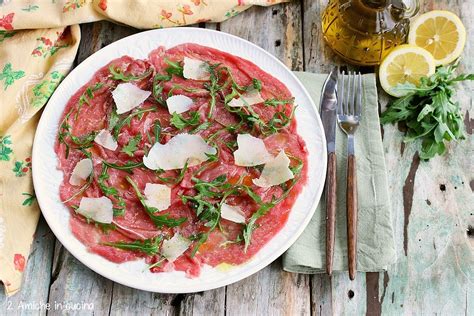 Immagine di un carpaccio di manzo presentato in modo elegante con rucola e scaglie di grana