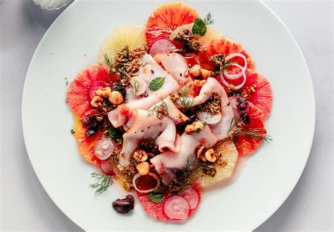 Immagine di un carpaccio di pesce spada con olive