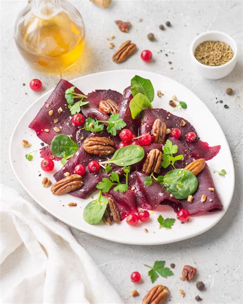 Immagine di un carpaccio di barbabietola con rucola e noci