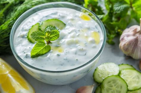 Immagine di un piatto di tzatziki fresco e invitante, con ingredienti a vista.