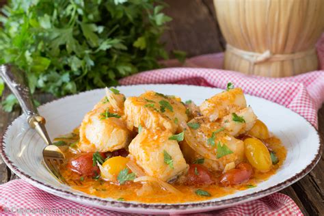 Ingredienti base per il baccalà in umido: baccalà, patate, pomodori, cipolla (o scalogno/aglio), olio d'oliva, prezzemolo.