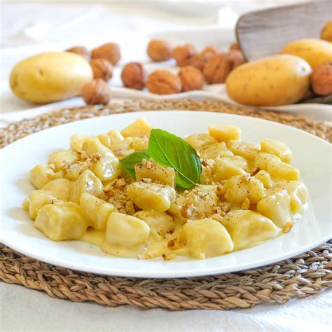 Immagine di gnocchi di patate conditi con gorgonzola e noci.