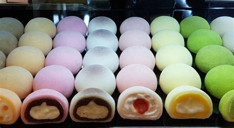 Illustrazione di diversi tipi di mochi con vari ripieni colorati