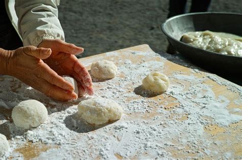 Schema che illustra i passaggi semplificati per la preparazione casalinga dei mochi