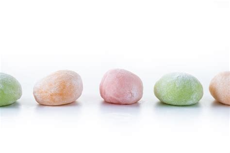 Un assortimento di mochi colorati con diversi ripieni visibili