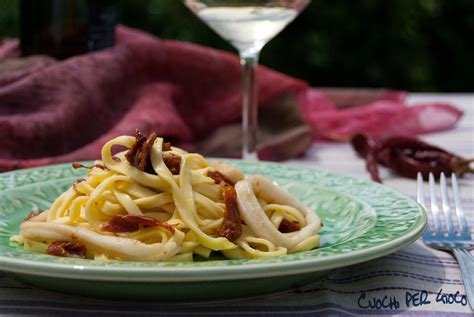 Totani puliti e tagliati a fettuccine