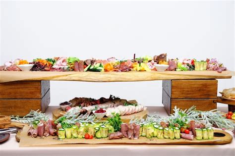 Varietà di antipasti colorati e invitanti, disposti su un tavolo da buffet.