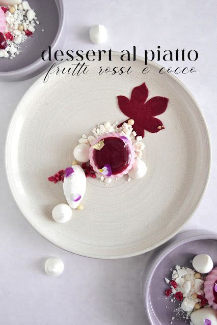 Esempio di impiattamento elegante di un antipasto, con uso di coppapasta e decorazioni floreali.