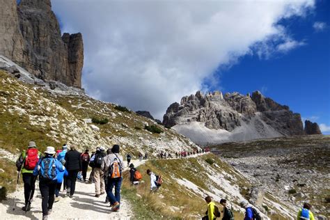 Vista panoramica delle Tre Cime di Lavaredo con un sentiero escursionistico in primo piano