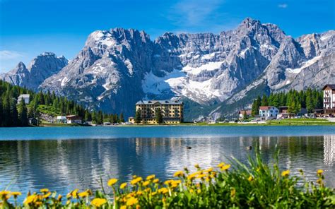 Il Lago di Misurina con le montagne circostanti e un hotel sulla riva