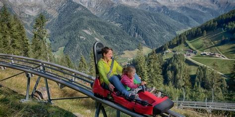 Bambini che si divertono su una pista di Fun Bob in montagna