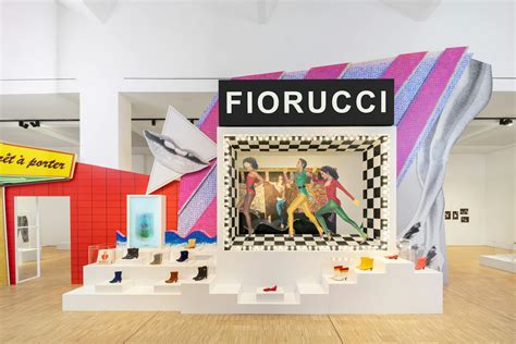 Elio Fiorucci nel 1972 con la collezione di scarpe da lui disegnata
