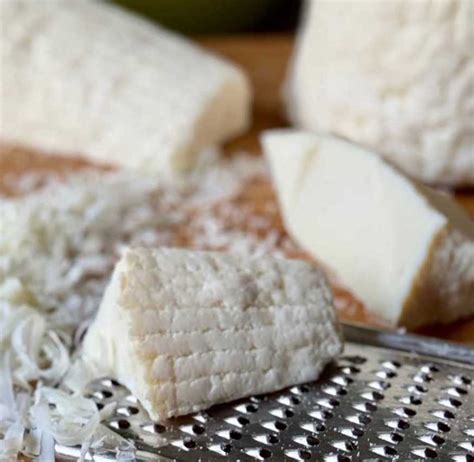 taglio di Ricotta Salata Siciliana che mostra la pasta compatta