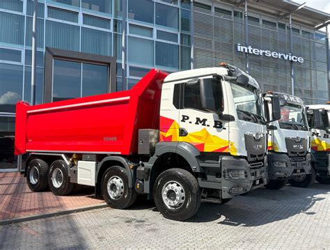 Flotta di mezzi aziendali per il trasporto di rottami