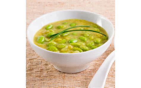 Immagine di una zuppa cremosa di cocco, curry e edamame.