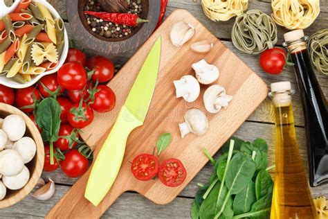 Ingredienti freschi per la marinata di pomodoro