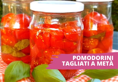Pomodorini ciliegia freschi tagliati a metà