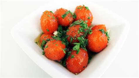 Ciotola con pomodorini marinati, basilico e aglio