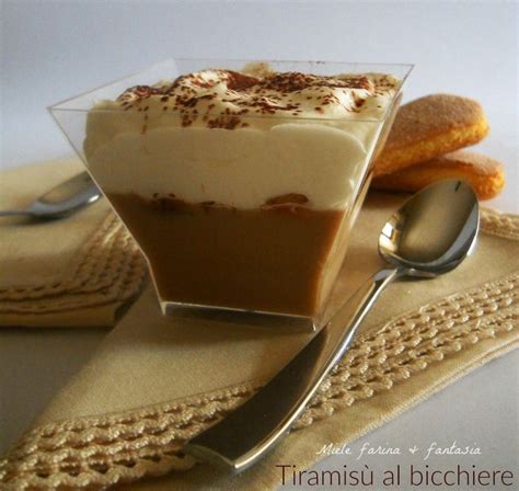 Illustrazione di coppette di tiramisù ai cachi con una guarnizione di menta