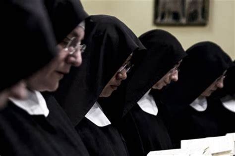 Illustrazione storica di suore che preparano dolci in un monastero, con elementi che richiamano la pastiera.