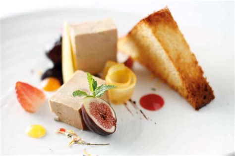 terrina di foie gras tradizionale pronta per essere servita