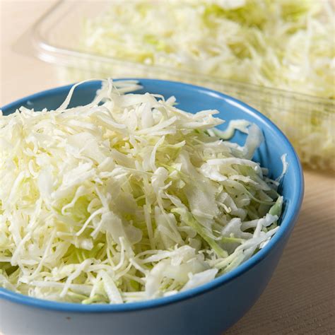 Immagine del cavolo cappuccio tagliato a listerelle pronto per la cottura