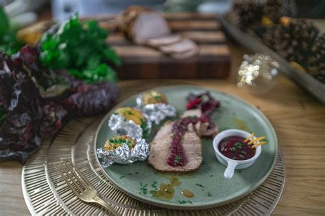 Piatto di sella di vitello con salsa ai mirtilli, decorato con erbe fresche