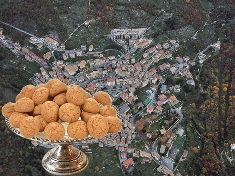 Artigiano che impasta la massa per gli amaretti