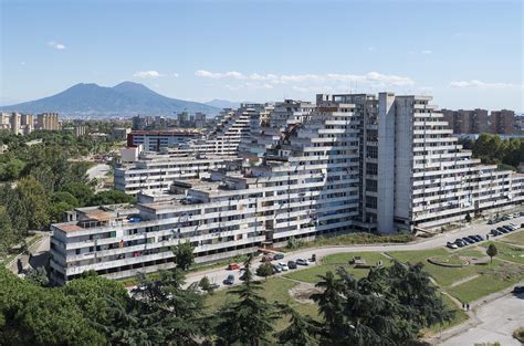 Vista panoramica delle Vele di Scampia con lo sfondo della città di Napoli.