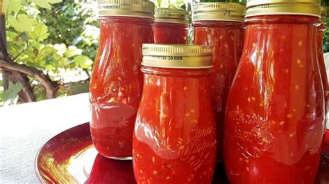 Immagine di barattoli di conserva di pomodoro appena invasati e capovolti