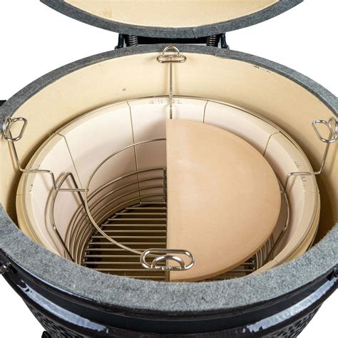 Barbecue Kamado con prosciutto in cottura e sonda termometrica.