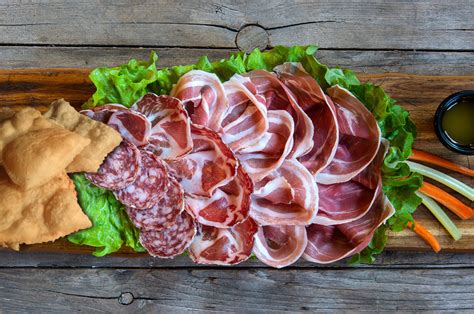Tagliere di salumi con prosciutto cotto americano affumicato.