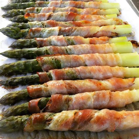 Immagine di asparagi avvolti nel guanciale, pronti per essere infornati, con uova e pane tostato accanto.
