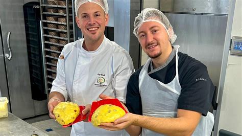 Chef Giovanni Ricciardella mentre cura il lievito madre