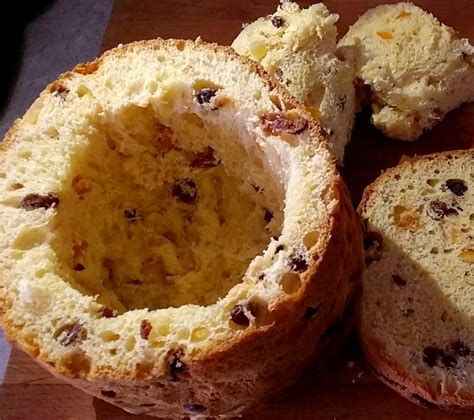 Panettone ripieno tagliato a metà, mostrando il ripieno e la sofficità dell'impasto