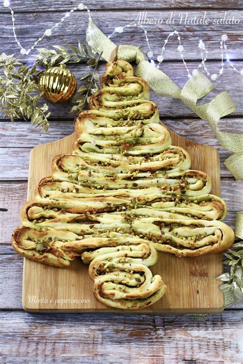 Disposizione dei lembi arrotolati per formare i rami dell'albero di Natale salato