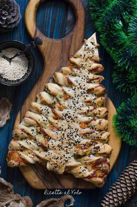 Albero di Natale di pasta sfoglia preparato per la cottura