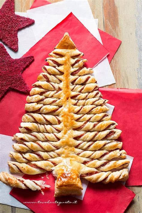 Albero di Natale di pasta sfoglia farcito e pronto per essere cotto