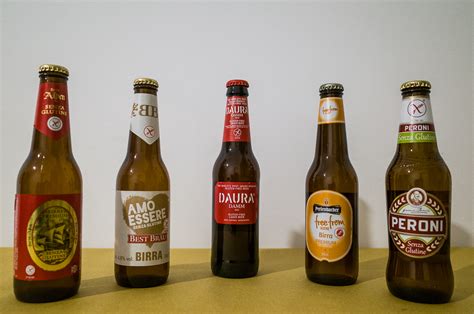 Illustrazione comparativa tra birra tradizionale e birra senza glutine.